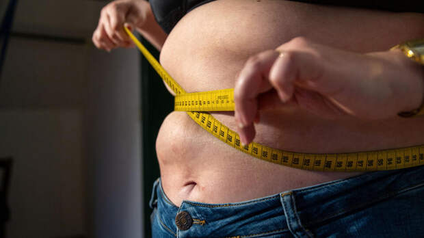 Кардиологи указали на опасность жира на животе