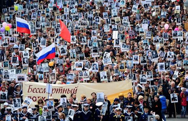 Участники акции памяти "Бессмертный полк" во время шествия в День Победы, Владивосток, 9 мая