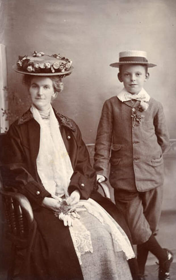 Дама и мальчик в шляпах-канотье, 1905 год