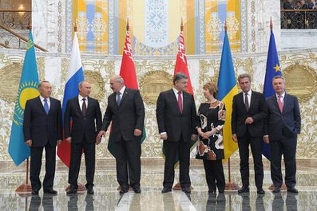 Перед началом встречи глав государств Таможенного союза с Президентом Украины Петром Порошенко в присутствии представителей Европейского союза.