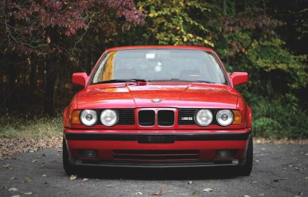 Популярный немецкий седан из 1990-х BMW M5 в кузове Е34. | Фото: youtube.com.