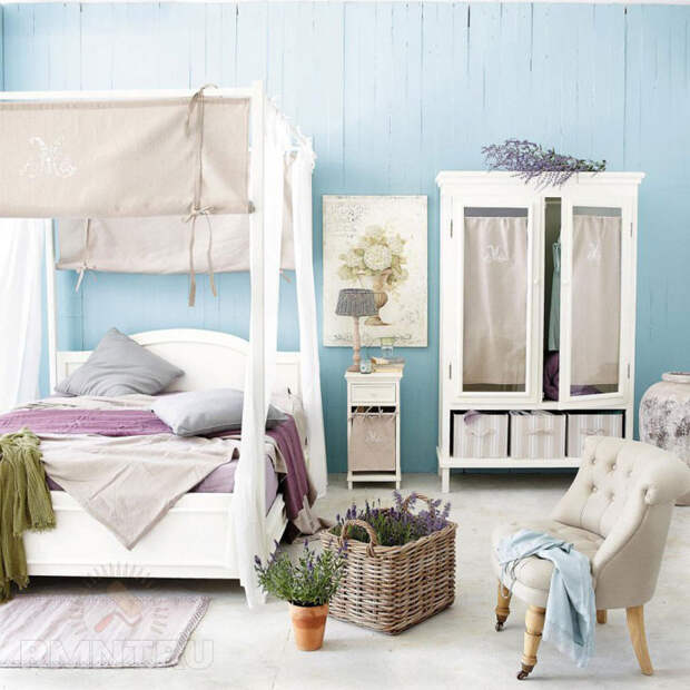 спальная мебель пастельных цветов на фоне деревянной стены светло голубого цвета