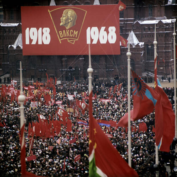 1968 RIAN_archive_Grand_manifestation_on_Red_Square