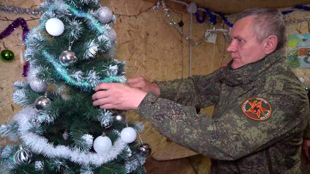 Российские бойцы в зоне СВО украсили блиндажи к Новому году
