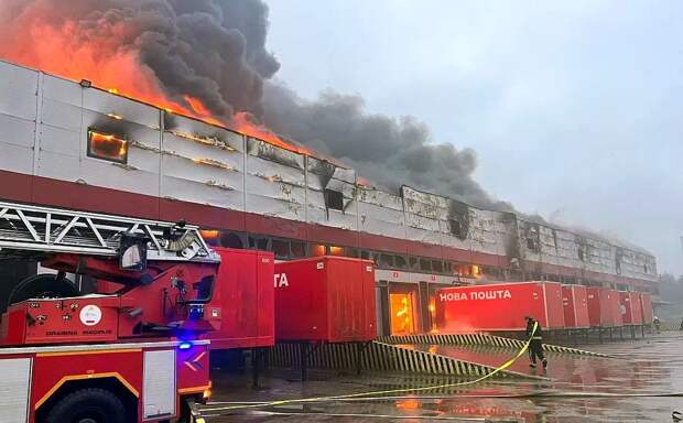 Массированные удары по западу Украины, в Луцке горит крупный складской терминал