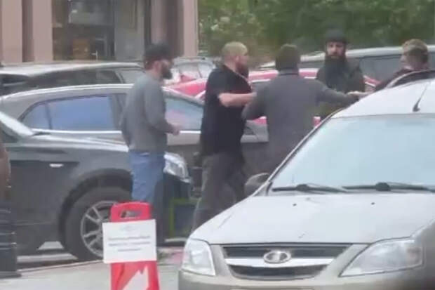 В центре Екатеринбурга компания мужчин устроила драку со стрельбой