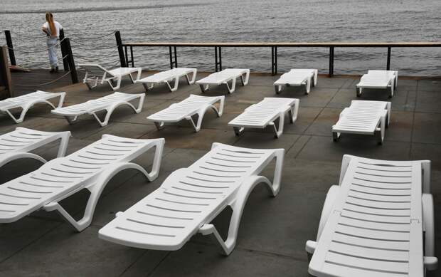 Российская судья вершила правосудие из шезлонга на берегу Черного моря