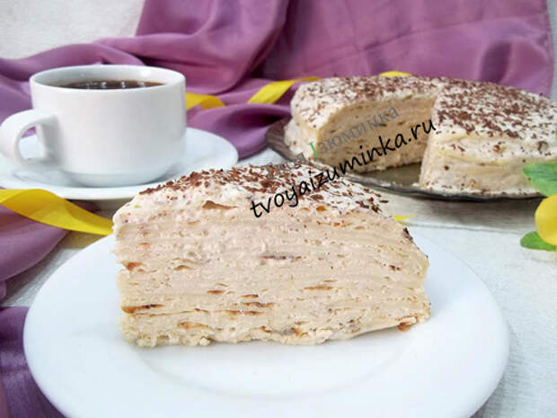 Блинный торт со сметанным кремом, бананами и шоколадной крошкой в тарелке