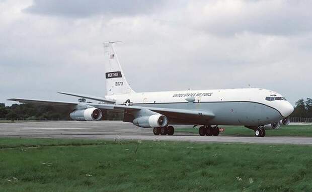 Американский «ядерный нюхач» приземлился на британской базе Милденхолл