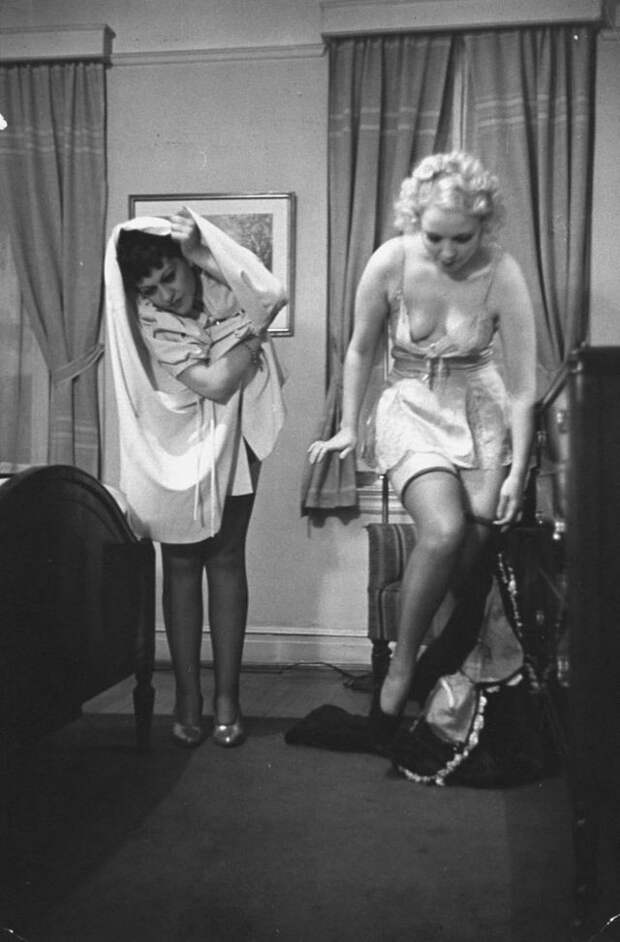 Как раздеваться в спальне: инструкция 1937 года для жен