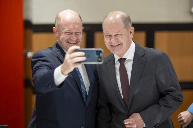 Канцлер ФРГ Шольц показал своего «двойника»