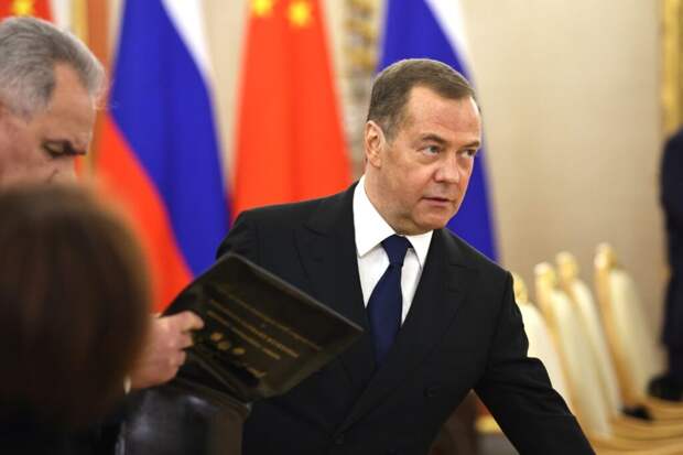 Медведев поздравил россиян с 1 мая плакатом с Зеленским