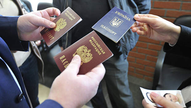Российские и украинский паспорта. Архивное фото