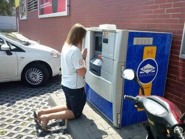 Как правильно снимать деньги в банкомате?