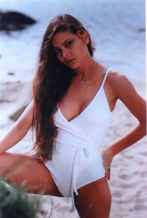 Молодая и прекрасная Ornella Muti сверкает грудью