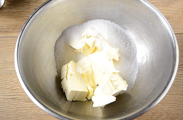 В масле есть сахар. Сливочное масло с сахаром. Сливочное масло в миске. Масло смешивают с сахаром. Маргарин для взбивания.