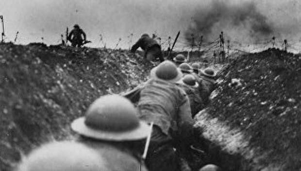 Британские военные на поле боя во время Первой мировой войны. Архивное фото