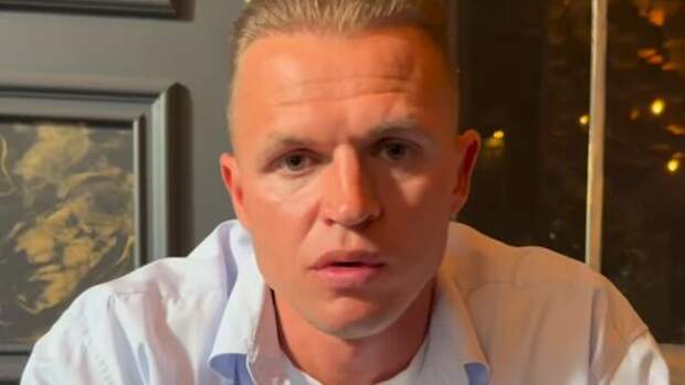 «Похож на бомжа» Тарасов, гуляющий с семьей по городу, напугал народ своим видом