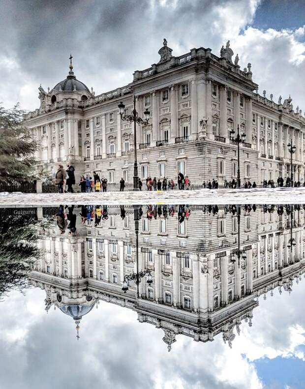 Официальная резиденция королей Испании в западной части Мадрида, отраженная в луже.