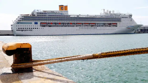 «Неделя без солнечного света»: 85 россиян застряли на лайнере у берегов Италии