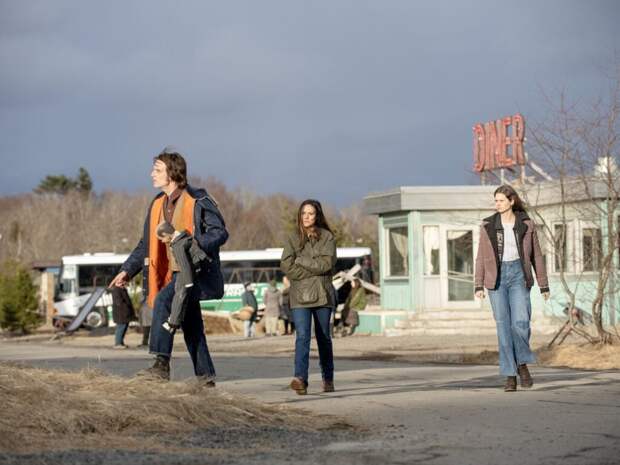 Victor, Tabitha, and Sara head for the church during FROM Season 3 Episode 8.