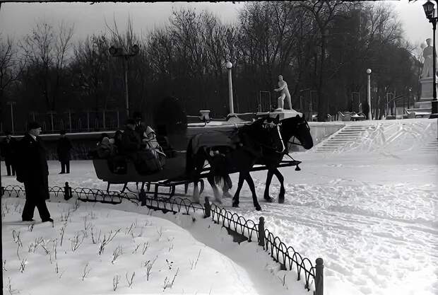 Катание в санях в парке Щербакова. Зима 1970 года. https://t.me/webmoney_dn/311294Video: Видео от Донецкая группа новостей|Донецк.ДНР