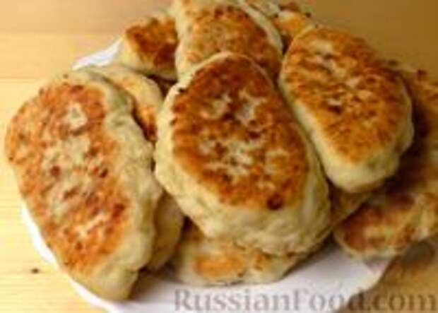 Фото к рецепту: Сырные пирожки с курицей (из бездрожжевого теста)