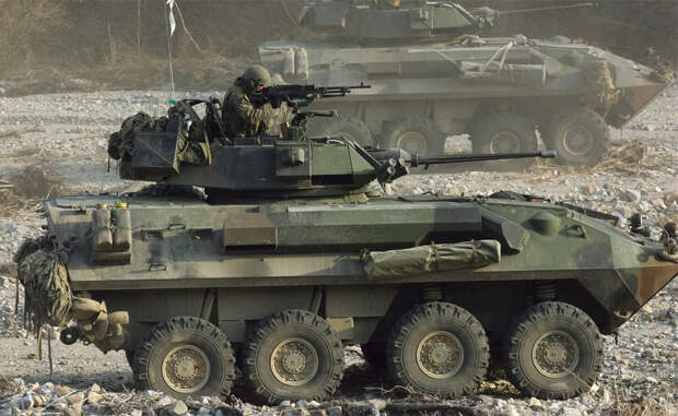 LAV-25 Вообще-то, легкобронированный автомобиль выпускает для американских морпехов Канада. По сути, LAV-25 представляет собой глубоко модернизированное шасси швейцарской наработки MOWAG Piranha I. Корпус машины предохраняет экипаж от пуль и осколочных гранат, а нарезная пушка калибром 25 миллиметров позволяет броневику выступать в качестве серьезной огневой поддержки пехоте.
