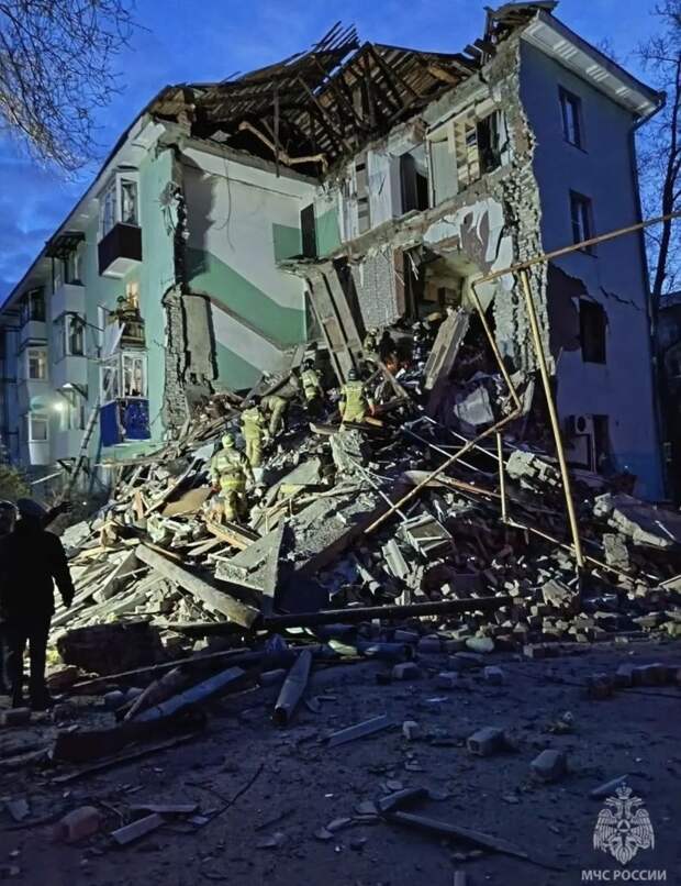 Опубликованы кадры с места обрушившегося подъезда в жилом доме в Сызрани