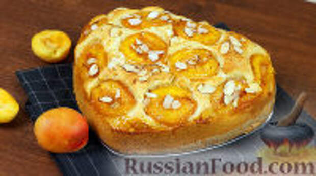 Фото к рецепту: Пирог с абрикосами и миндальными лепестками