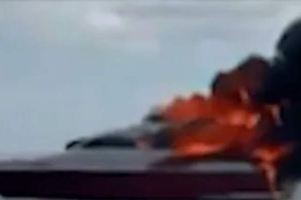 Роскошная яхта загорелась, пошла ко дну и попала на видео