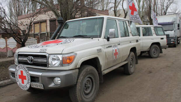 Автомобили Международного Комитета Красного Креста в Донбассе. Архивное фото
