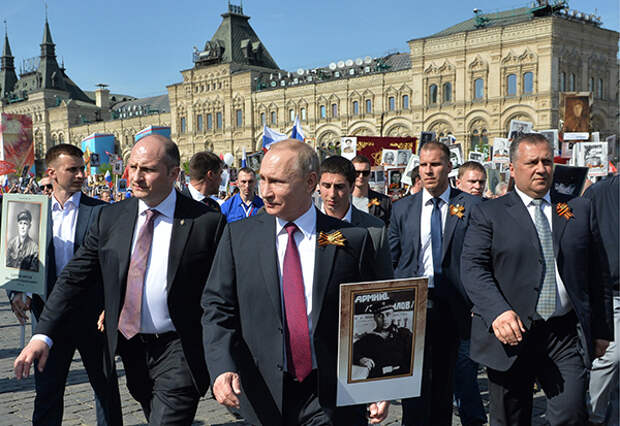 Владимир Путин (в центре на первом плане) с портретом своего отца-фронтовика В.С. Путина во время акции памяти «Бессмертный полк»