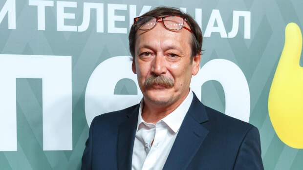 52-летний Владислав Ветров пришёл на премьеру с 24-летней возлюбленной: видео Super