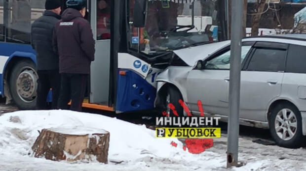 Легковой автомобиль проехал