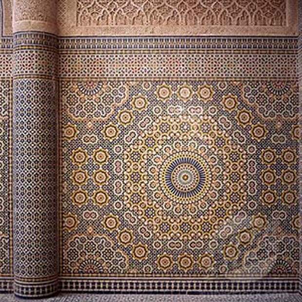Oriental treasures. Марокко орнамент Гирих. Интерьеры с восточным орнаментом на полу и стенах. Ксар в Марокко с орнаментом.