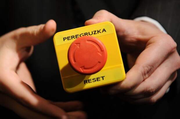 Кнопка с надписью "Перегрузка" или Reset, подаренная России американской стороной в 2009 году.