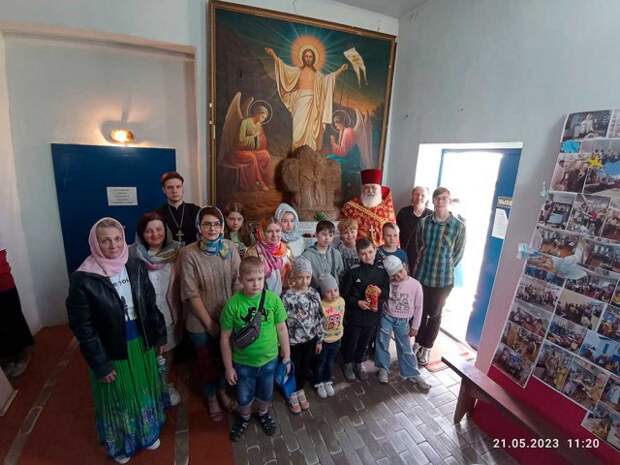 Воспитанники воскресной школы Духовского храма совершили поездку по Кировскому району.