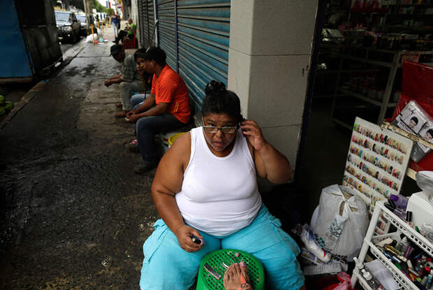Панамский уличный мастер педикюра и маникюра. Панама-Сити, ноябрь 2013 года. 