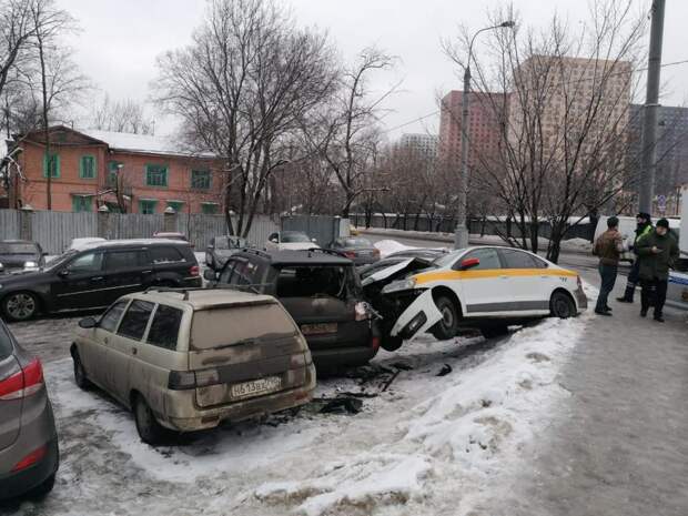 Таксист врезался сразу в три автомобиля на Нижних полях