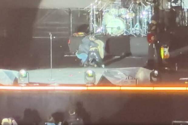 Знаменитая певица потеряла сознание на сцене и попала на видео