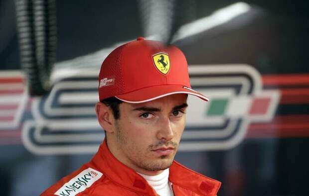 Российский гонщик Даниил Квят и еще пятеро пилотов Formula 1 не опустились на колено