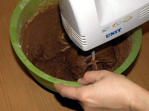 Далее, вводим какао. пошаговое фото этапа приготовления торта Шоколад на кипятке