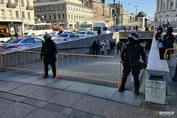 Уборочная техника заняла центральные улицы Петербурга. У Гостиного двора исполняет полиция