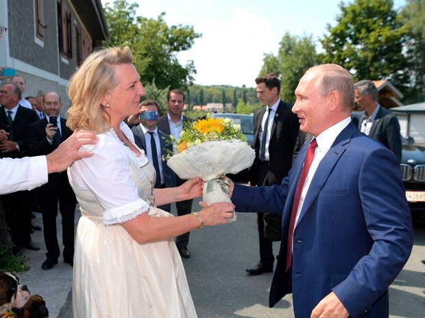 Экс-глава МИД Австрии Кнайсль поселилась в деревне в Рязанской области