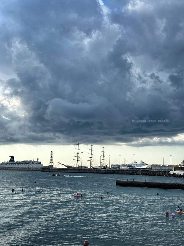 На Сочи надвигается ливень, но на пляжах все равно много отдыхающих