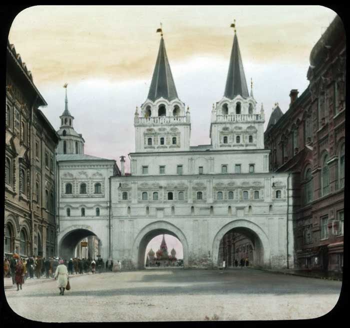 Иверские ворота. Уничтожены в 1931 году