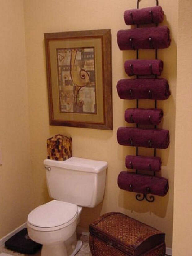 Банные полотенца очень удобно хранить на металлическом стеллаже для винных бутылок.