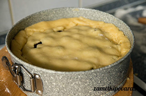 Баскский пирог с черешней и заварным кремом