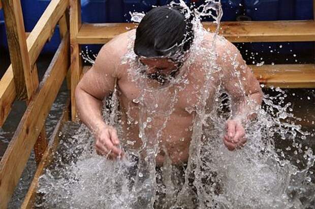 Некоторым россиянам запретили окунаться в прорубь на Крещение
